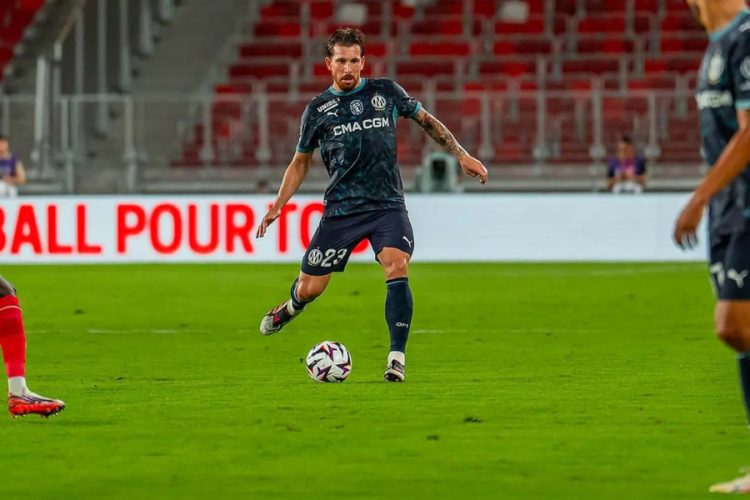 Pierre-Emile Höjbjerg avec le maillot de l’OM après la perte de son brassard